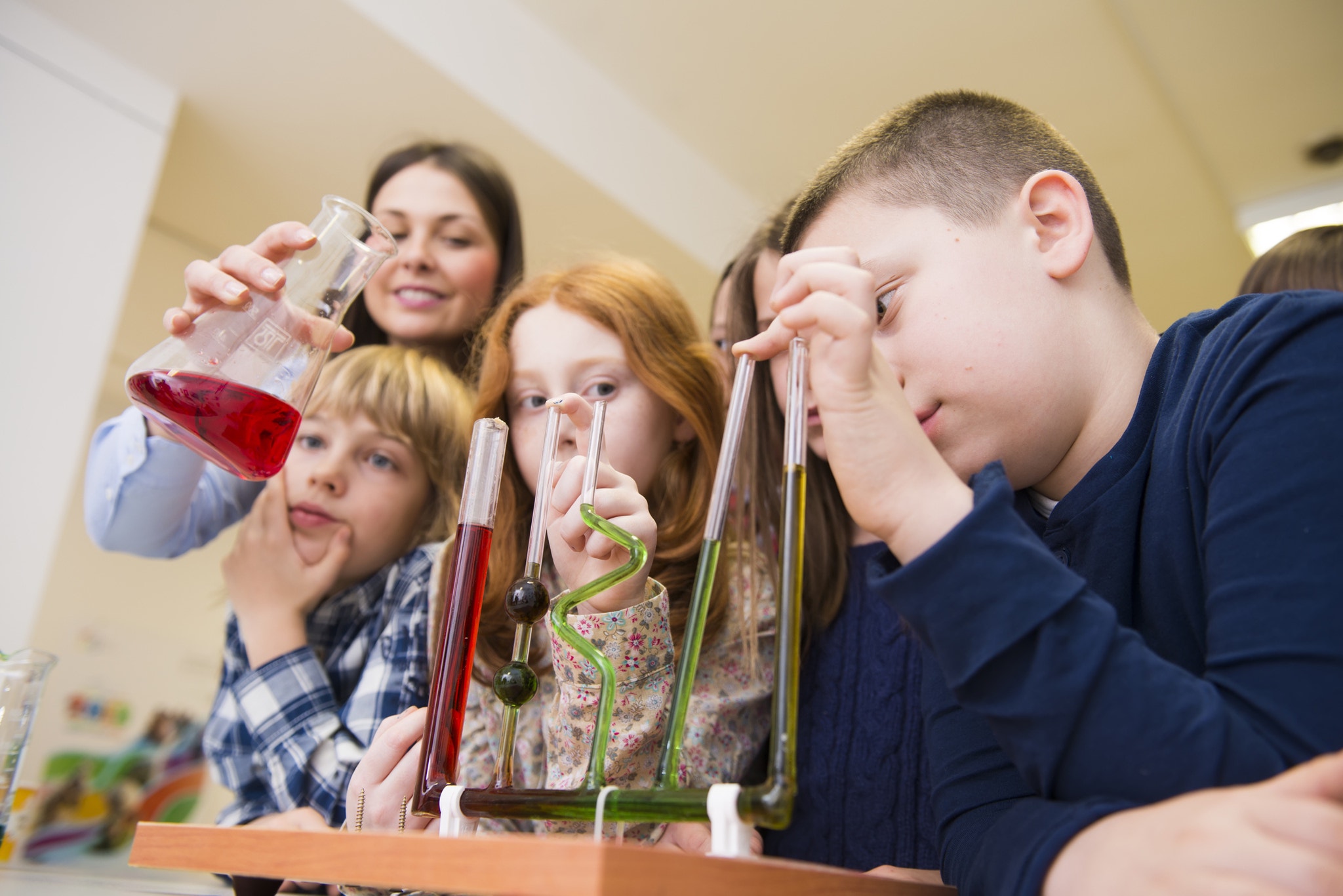 Children and teacher enjoying with chemistry experiments